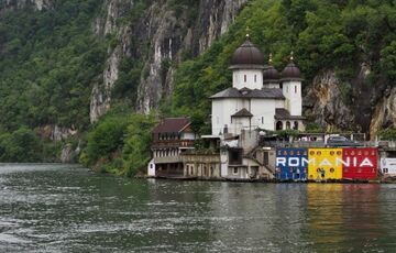 На Дунае перевернулась лодка с туристами