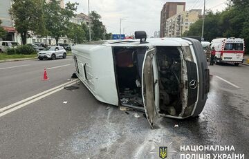 В Киеве посреди проспекта перевернулся микроавтобус В Киеве посреди проспекта перевернулся микроавтобус