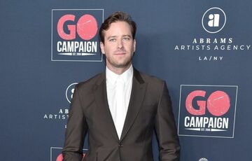 Армі Хаммер, якого в Голлівуді звинуватили в насильстві та канібалізмі, одружується з уродженкою Казахстану