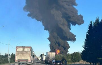 В Смоленской области РФ фура протаранила поезд: сошли с рельсов и загорелись 18 вагонов с бензином