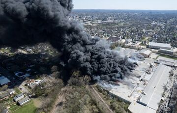 В США загорелся большой пожар на мусороперерабатывающем заводе В США загорелся большой пожар на мусороперерабатывающем заводе