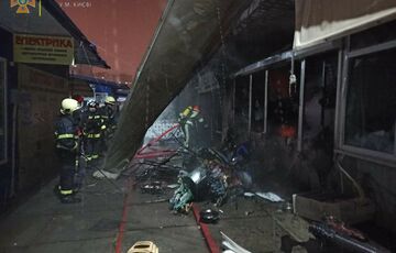 На рынке ”Оболонь” в Киеве произошел пожар: сгорели восемь павильонов
