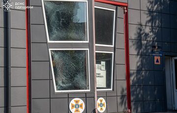 В Одессе из-за российского обстрела повреждена пожарная часть и общежитие спасателей