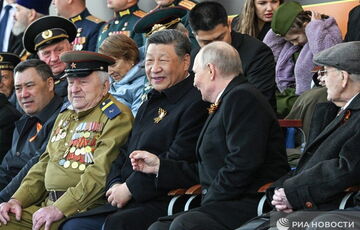 Парад 9 травня: на трибуні поряд з Путіним сиділи військові злочинці, звинувачені у стратах та тортурах Парад 9 травня: на трибуні поряд з Путіним сиділи військові злочинці, звинувачені у стратах та тортурах