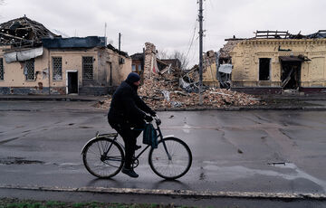 Росія вдарила по центру Вовчанська, влучивши по ринку: є жертви та поранені Росія вдарила по центру Вовчанська, влучивши по ринку: є жертви та поранені