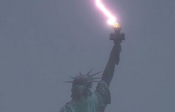 У США блискавка вдарила прямо в статую Свободи: унікальні кадри