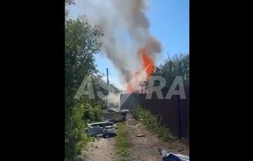 В России во двор частного дома упал самолет: видео