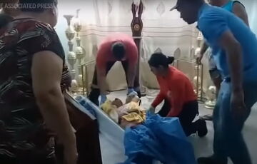 В Эквадоре женщина ожила во время собственных похорон: видео