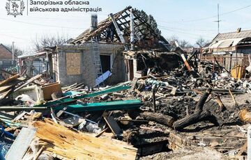 Через ворожий авіаудар у Запорізькій області люди опинилися під завалами Через ворожий авіаудар у Запорізькій області люди опинилися під завалами