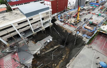 В центре Бангкока из-за обвала дороги образовалась воронка глубиной 50 метров: фото, видео
