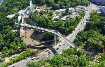 У Києві зі ”скляного” мосту впав чоловік