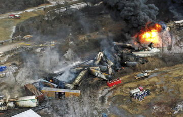 В Огайо вспыхнул поезд с химикатами