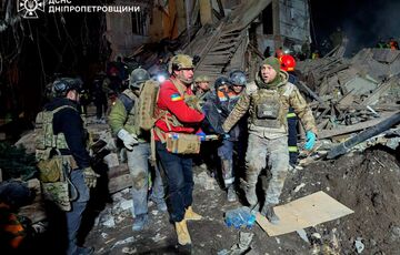 Из-под завалов дома в Кривом Роге начали доставать погибших: кадры Из-под завалов дома в Кривом Роге начали доставать погибших: кадры