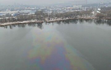 У столиці безпрецедентний випадок – в озеро на Оболоні злили нафтопродукти