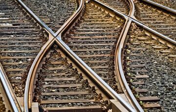 В американском штате Миссури пассажирский поезд сошел с рельсов: известно о жертвах 