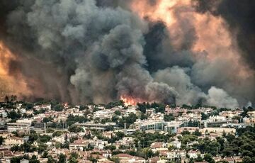 Популярный греческий курорт оказался в эпицентре лесных пожаров Популярный греческий курорт оказался в эпицентре лесных пожаров