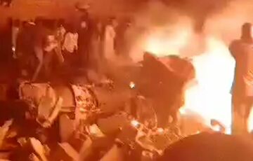 В Судане военный самолет упал на жилые дома В Судане военный самолет упал на жилые дома