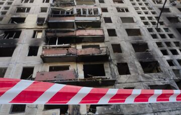 У Маріуполі почали зносити пошкоджені будинки, вселяючи в уцілілі російських будівельників