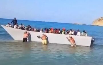 Отдыхающие на пляже в Греции вытолкали обратно в море лодку с мигрантами из Ливии