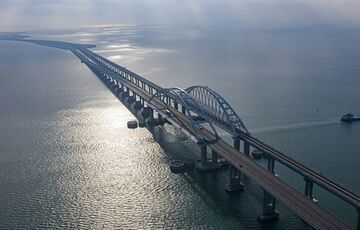 ”Це незаконне будівництво”: Подоляк заявив, що Кримський міст потрібно знищити