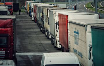 Украина начала собирать данные для эвакуации водителей грузовиков, застрявших на границе с Польшей Украина начала собирать данные для эвакуации водителей грузовиков, застрявших на границе с Польшей