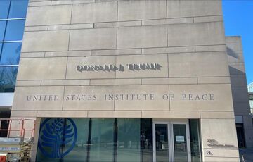 Госдеп переименовал Институт мира в честь ”величайшего переговорщика в истории” - Трампа