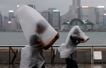 На Китай обрушился супертайфун ”Саола”: власти назвали его самым мощным с 1949 года (видео)