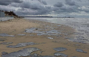 Нафтопродукти після катастрофи танкерів у Керченській протоці винесло на берег у Краснодарському краї