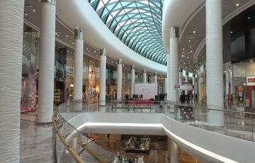 У київському ТРЦ охорона побила відвідувача за відмову надіти маску