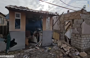 Росіяни скинули вибухівку з дрона на маршрутку в Херсоні: троє постраждалих