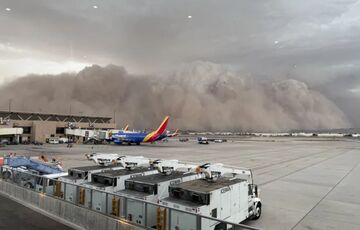 Мощная песчаная буря накрыла Аризону, остановив работу аэропорта и вызвав разрушения