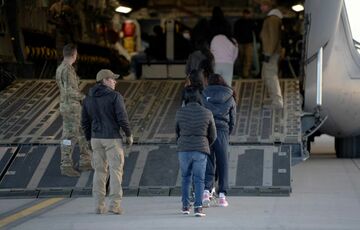 Депортація одного мігранта військовим рейсом обходиться США вп'ятеро дорожче, ніж бізнес-класом