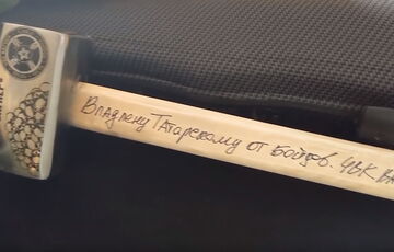 У Росії прощаються з Татарським - до труни принесли іменну кувалду від ПВК ”Вагнера” (відео)