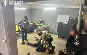 Сын чиновника Винницкого ТЦК за 20 тысяч долларов продавал документы для выезда за границу Сын чиновника Винницкого ТЦК за 20 тысяч долларов продавал документы для выезда за границу