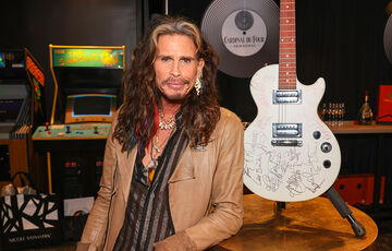 Солиста группы Aerosmith обвинили в сексуальном насилии