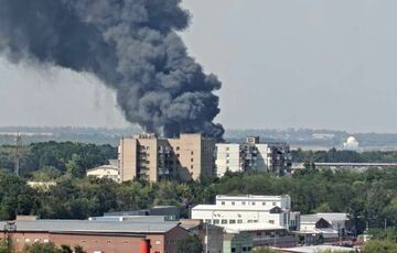 У російському Ростові спалахнула масштабна пожежа на складі У російському Ростові спалахнула масштабна пожежа на складі