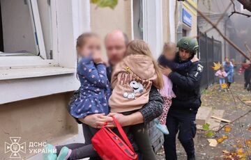 Удар по дитячому садку у Харкові: постраждали комунальники, які працювали поруч Удар по дитячому садку у Харкові: постраждали комунальники, які працювали поруч