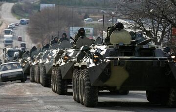 Російські окупанти почали активне перекидання військової техніки з Криму до РФ Російські окупанти почали активне перекидання військової техніки з Криму до РФ