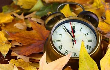 Україна перейде на зимовий час: коли потрібно переводити годинник