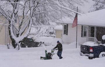 В Вашингтоне ввели режим ЧС из-за снегопада