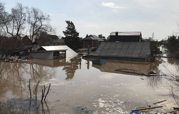 Уровень воды в российском Орске после прорыва дамбы поднялся выше 10 метров, есть погибшие
