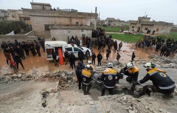 В Сирии разбирают завалы после землетрясения: количество жертв растет