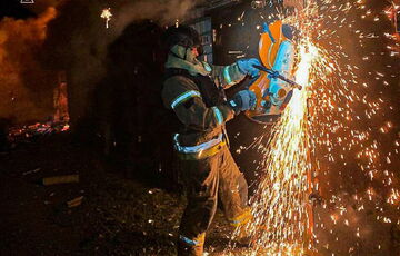 Спасатели показали последствия российского обстрела Херсона Спасатели показали последствия российского обстрела Херсона