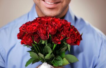 Букет другу: які квіти можна дарувати чоловікам