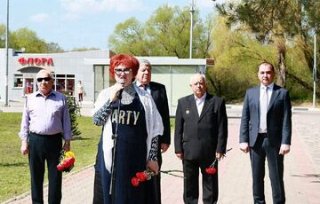 У Росії чиновниця прийшла на жалобний мітинг у сукні з написом ”Party”, а потім зганьбилася з виправданням