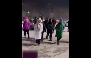 В России целый поселок греется в аэропорту: в домах любителей Путина нет света, а на улице 25 мороза В России целый поселок греется в аэропорту: в домах любителей Путина нет света, а на улице 25 мороза