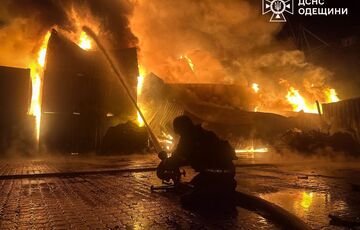 Пять человек пострадали, вспыхнули масштабные пожары: последствия российской атаки на Черноморск Пять человек пострадали, вспыхнули масштабные пожары: последствия российской атаки на Черноморск