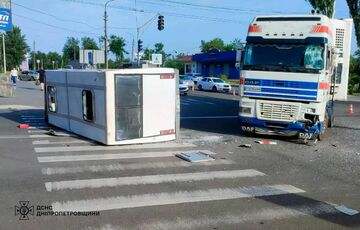 В Кривом Роге маршрутка столкнулась с грузовиком В Кривом Роге маршрутка столкнулась с грузовиком