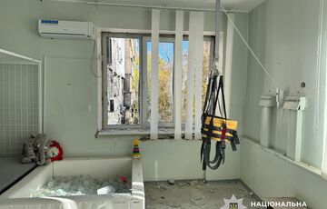 При ударі по дитячій лікарні у Херсоні поранення отримали 9 осіб, серед них четверо дітей При ударі по дитячій лікарні у Херсоні поранення отримали 9 осіб, серед них четверо дітей