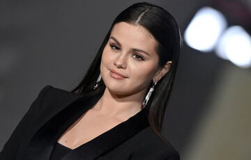 Селена Гомес показала фото у купальнику до та після набору ваги Селена Гомес показала фото у купальнику до та після набору ваги